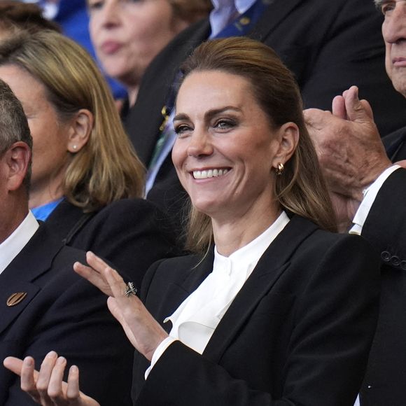 Présidente de la Rugby Football Union (RFU) depuis 2022, Kate Middleton a assisté au match des Anglaises contre les Australiennes à Brighton (Sussex de l’Est) samedi 6 septembre 2025.

La Princesse de Galles dans les tribunes avant le match de poule A de la Coupe du monde féminine de rugby 2025 au Brighton and Hove Albion Stadium, Brighton. Samedi 6 septembre 2025. Photo by Andrew Matthews/PA Wire/ABACAPRESS.COM