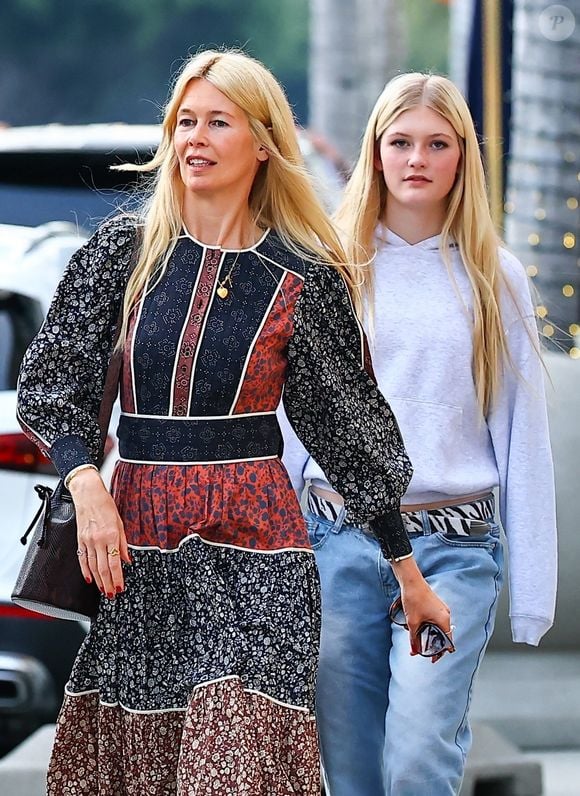 Exclusif - Claudia Schiffer passe du temps avec ses enfants, Caspar Matthew De Vere Drummond (Vaughn) et Cosima Violet De Vere Drummond (Vaughn) lors d'une virée shopping dans le quartier de Beverly Hills à Los Angeles, CA, Etats-Unis, le 11 décembre 2024.
© Backgrid USA / Bestimage