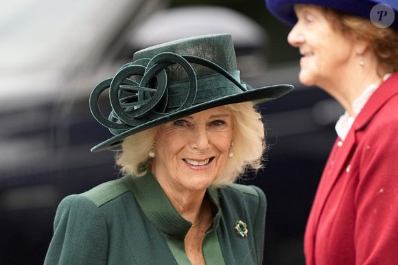 Londres, ROYAUME-UNI. La reine Camilla (Camilla Parker Bowles, reine consort d'Angleterre) quitte l'abbaye de Westminster après avoir assisté à la cérémonie de la Fête nationale des récoltes, organisée par Love British Food, en collaboration avec des organismes caritatifs de distribution alimentaire de premier plan, à l'occasion de la Journée mondiale de l'alimentation. Backgrid UK/ Bestimage