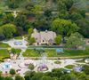 Après être passé de 100 millions à 31 millions de dollars, le domaine a finalement été racheté par Ronald Burkle en 2020.

Los Angeles, CA - EXCLUSIF - Le Neverland Ranch de Michael Jackson reprend vie alors que les producteurs d'un nouveau biopic sur la vie et la carrière de la légende controversée de la pop reconstruisent son ancienne maison et son parc d'attractions tristement célèbres.
Sur la photo : Michael Jackson 
Backgrid USA / Bestimage