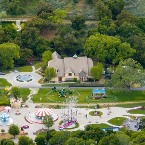 Après être passé de 100 millions à 31 millions de dollars, le domaine a finalement été racheté par Ronald Burkle en 2020.

Los Angeles, CA - EXCLUSIF - Le Neverland Ranch de Michael Jackson reprend vie alors que les producteurs d'un nouveau biopic sur la vie et la carrière de la légende controversée de la pop reconstruisent son ancienne maison et son parc d'attractions tristement célèbres.
Sur la photo : Michael Jackson 
Backgrid USA / Bestimage