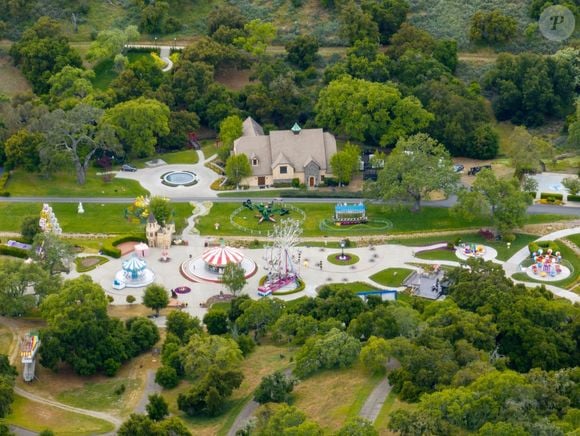 Après être passé de 100 millions à 31 millions de dollars, le domaine a finalement été racheté par Ronald Burkle en 2020.

Los Angeles, CA - EXCLUSIF - Le Neverland Ranch de Michael Jackson reprend vie alors que les producteurs d'un nouveau biopic sur la vie et la carrière de la légende controversée de la pop reconstruisent son ancienne maison et son parc d'attractions tristement célèbres.
Sur la photo : Michael Jackson 
Backgrid USA / Bestimage