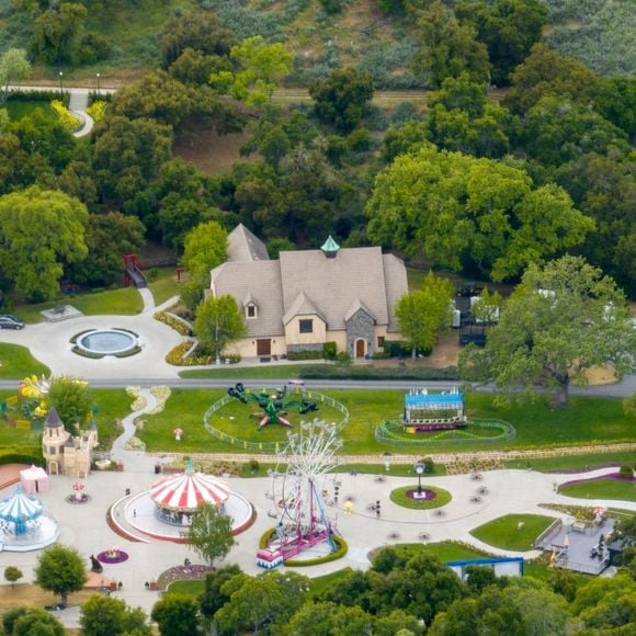 Après être passé de 100 millions à 31 millions de dollars, le domaine a finalement été racheté par Ronald Burkle en 2020.

Los Angeles, CA - EXCLUSIF - Le Neverland Ranch de Michael Jackson reprend vie alors que les producteurs d'un nouveau biopic sur la vie et la carrière de la légende controversée de la pop reconstruisent son ancienne maison et son parc d'attractions tristement célèbres.
Sur la photo : Michael Jackson 
Backgrid USA / Bestimage
