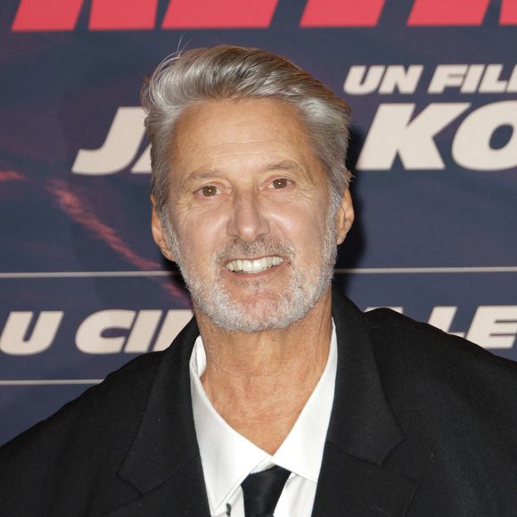 Il transmet une culture musicale à ses enfants, malgré des goûts différents, et se réjouit de leur épanouissement.

Antoine de Caunes - Avant-première du film "L'Homme qui rétrécit" au cinéma le Grand Rex à Paris le 6 octobre 2025. © Coadic Guirec/Bestimage