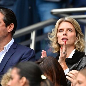 Sylvie Tellier et son mari Laurent Schenten dans les tribunes du match de football de Ligue 1 McDonald's opposant le  RC Lens au Paris Saint-Germain (PSG) (0-2) au Parc des Princes à Paris le 14 septembre 2025. © Christian Liewig/Bestimage