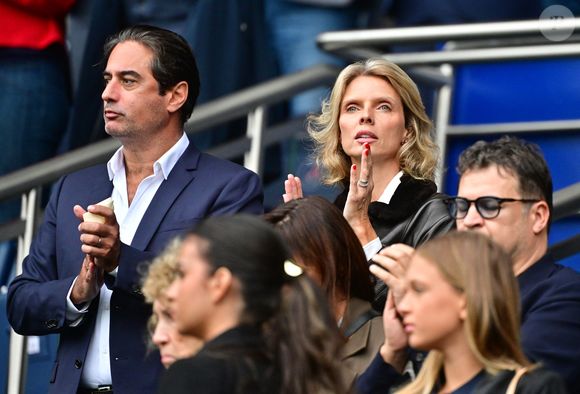 Sylvie Tellier et son mari Laurent Schenten dans les tribunes du match de football de Ligue 1 McDonald's opposant le  RC Lens au Paris Saint-Germain (PSG) (0-2) au Parc des Princes à Paris le 14 septembre 2025. © Christian Liewig/Bestimage