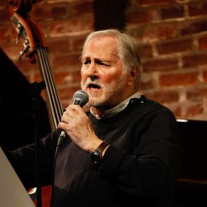 Exclusif - Jean-Jacques Debout - Dernier tour de chant de Jean-Jacques Debout au club "Le Bal Blomet " à Paris le 22 mars 2025. Jean-Jacques Debout, qui nous a écrit de si belles chansons, interpète un mélange de ses anciens succès de et de nouvelles compostions "Au Revoir Mais Pas Adieu", dont une consacrée au Bal Blomet. © Christophe Clovis/Bestimage