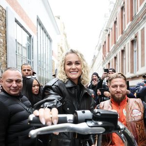 Laeticia Hallyday rencontre les bikers venus rendre hommage au chanteur lors de l'inauguration d'une plaque commémorative en hommage à Johnny Hallyday devant l'immeuble où le chanteur français a grandi dans le 9ème arrondissement de Paris, France, le 22 décembre 2023. © Dominique Jacovides/Bestimage