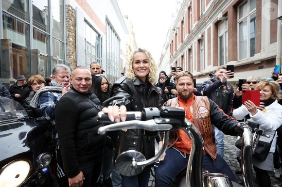 Laeticia Hallyday rencontre les bikers venus rendre hommage au chanteur lors de l'inauguration d'une plaque commémorative en hommage à Johnny Hallyday devant l'immeuble où le chanteur français a grandi dans le 9ème arrondissement de Paris, France, le 22 décembre 2023. © Dominique Jacovides/Bestimage