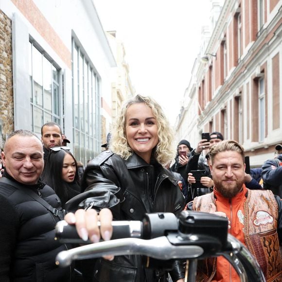 Laeticia Hallyday rencontre les bikers venus rendre hommage au chanteur lors de l'inauguration d'une plaque commémorative en hommage à Johnny Hallyday devant l'immeuble où le chanteur français a grandi dans le 9ème arrondissement de Paris, France, le 22 décembre 2023. © Dominique Jacovides/Bestimage