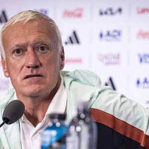 Didier Deschamps a donc dû quitter d'urgence le rassemblement aux États-Unis pour se rendre en France et assister aux obsèques.

Didier DESCHAMPS pendant la conférence de presse au Philadelphia Stadium, le 21 juin 2026.

© Bestimage
