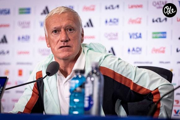 Didier Deschamps a donc dû quitter d'urgence le rassemblement aux États-Unis pour se rendre en France et assister aux obsèques.

Didier DESCHAMPS pendant la conférence de presse au Philadelphia Stadium, le 21 juin 2026.

© Bestimage