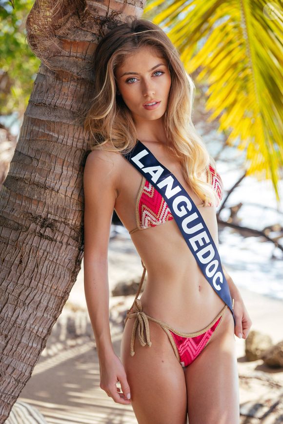Lou Lambert, Miss Languedoc 2025 en route pour Miss France 2026, prend la pose pour le traditionnel shooting en maillot de bain. © SIPA / Benjamin Decoin via Bestimage