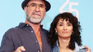 "Un cadre de vie idyllique" : Eric Cantona et Rachida Brakni ont quitté la France pour vivre dans la ville la plus colorée du monde