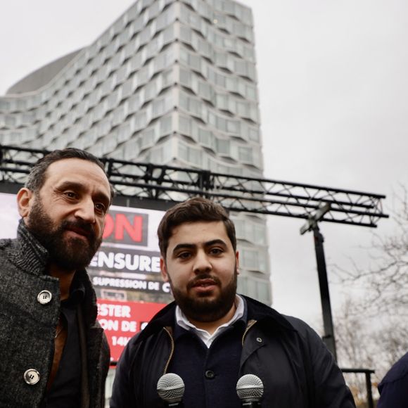 Le même jour, Cyril Hanouna était devant l'Arcom visant à soutenir la chaîne de télévision C8 !

Cyril Hanouna participe, aux côtés du journaliste Radouan Kourak, à la manifestation "Non à la Censure" visant à soutenir la chaîne de télévision C8, devant le siège de l'Arcom à Paris, le 18 décembre 2024. L’ARCOM, l’Autorité de régulation de la communication audiovisuelle et numérique, a récemment décidé de ne pas renouveler l’autorisation de diffusion de C8 sur la TNT en février 2025, suite à ce qu'elle considère comme des manquements, tels que "des violations d’obligations en matière de pluralisme d’information, de maîtrise de l’antenne et de respect des droits des personnes". Une pétition visant à contrer cette décision a déjà recueilli plus d'un million de signatures. 
© Jack Tribeca / Bestimage