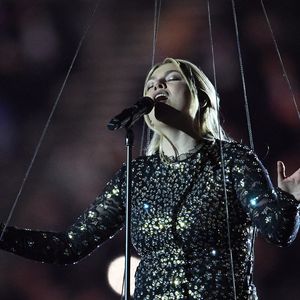 La chanteuse Louane (Louane Emera), représentante de la France au concours de l'Eurovision, interpréte pour la première fois son titre Maman, en hommage à sa mère décédée lorsqu'elle avait 17 ans, devant les 80 000 spectateurs, suspendue sur une plateforme, plusieurs mètres au-dessus de la pelouse et des musiciens, du Stade de France à la mi-temps du match du Tournoi des Six Nations opposant la France à l'Écosse, à Saint-Denis, Seine Saint-Denis, France, le 15 mars 2025. © Cyril Moreau/Bestimage