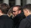 Devant une large assemblée venue honorer la mémoire de sa mère.
Michel Ferracci serre dans ses bras sa belle-fille, Milla Savarese, la fille de la défunte, sous le regard de ses fils Maël et Enzo Ferracci à la sortie des obsèques d'Emilie Dequenne au cimetière Père Lachaise à Paris, France, le 26 mars 2025. © Cyril Moreau/Bestimage