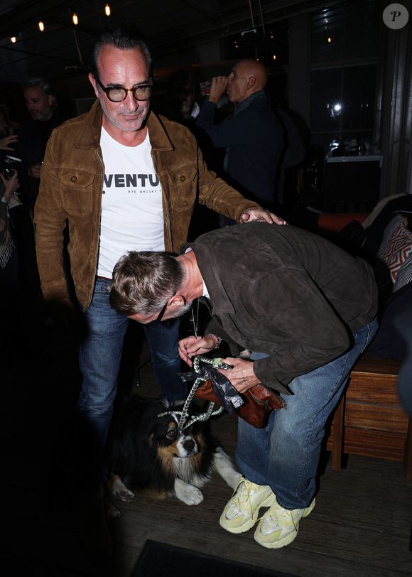 Jean Dujardin et Philippe Caverivière et son chien Virgil - Vernissage de l'exposition photos et du livre "La Boxe fait son cinéma" à l’hôtel Brach à Paris le 23 Septembre 2025. Ces clichés rendent hommage à plus de cinquante acteurs immortalisés dans des scènes où le noble art rencontre le 7ème art. © Denis Guignebourg/Bestimage