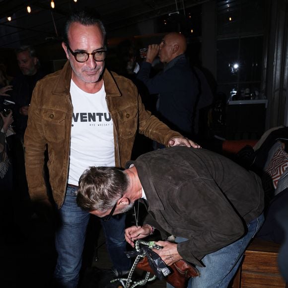 Jean Dujardin et Philippe Caverivière et son chien Virgil - Vernissage de l'exposition photos et du livre "La Boxe fait son cinéma" à l’hôtel Brach à Paris le 23 Septembre 2025. Ces clichés rendent hommage à plus de cinquante acteurs immortalisés dans des scènes où le noble art rencontre le 7ème art. © Denis Guignebourg/Bestimage