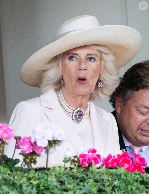 Le roi Charles III d'Angleterre et Camilla Parker Bowles, reine consort d'Angleterre, assistent à la dernière journée des courses hippiques Royal Ascot le 22 juin 2024.