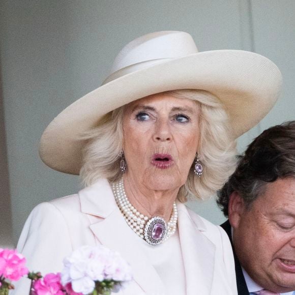 Le roi Charles III d'Angleterre et Camilla Parker Bowles, reine consort d'Angleterre, assistent à la dernière journée des courses hippiques Royal Ascot le 22 juin 2024.