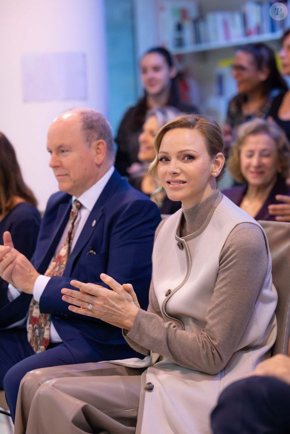 Le prince Albert II de Monaco et la princesse Charlène de Monaco assistent au spectacle de Noël à la crèche de la Croix-Rouge Rosine Sanmori et participent à la traditionnelle distribution de cadeaux de Noël à Monaco. Photo par Olivier Huitel / Pool Monaco / Bestimage