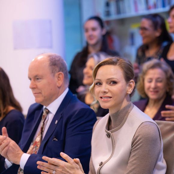 Le prince Albert II de Monaco et la princesse Charlène de Monaco assistent au spectacle de Noël à la crèche de la Croix-Rouge Rosine Sanmori et participent à la traditionnelle distribution de cadeaux de Noël à Monaco. Photo par Olivier Huitel / Pool Monaco / Bestimage