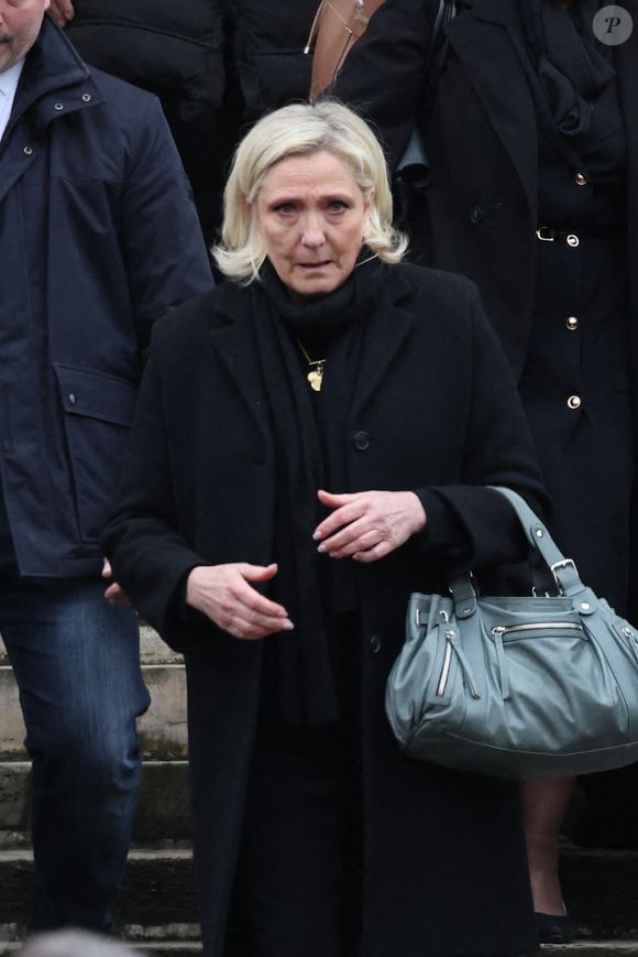 Une résidence de standing sur les hauteurs de Cannes dont "La leader du Rassemblement national a hérité, début 2024".  

Marine Le Pen - Sortie de l'hommage à Jean-Marie Le Pen en l’église Notre-Dame du Val-de-Grâce à Paris le 16 janvier 2025. © Cyril Moreau / Bestimage