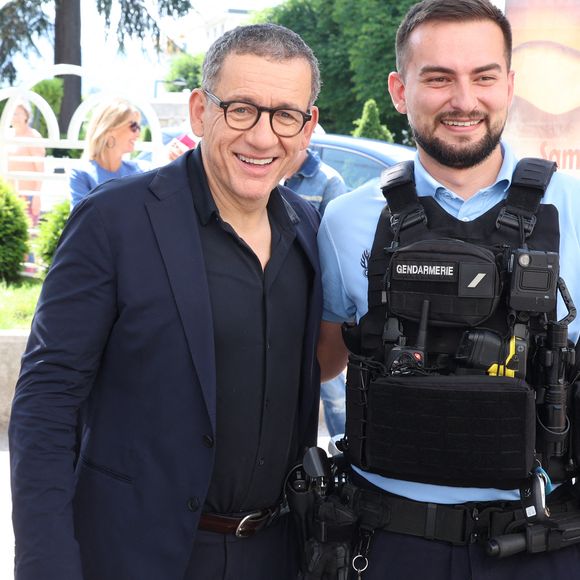 Exclusif - Dany Boon pose avec les policiers à la sortie de la présentation de son film "Regarde" au festival du cinéma français & gastronomie à Aix-les-Bains le 3 juin 2025

© Denis Guignebourg / Bestimage