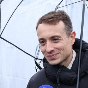 Il s'agit d'Hugo Clément. Il l'a annoncé lui-même en story Instagram ce mercredi 25 juin.

- 3 jours après sa libération d'une prison au Danemark où il aura séjourné 5 mois, le capitaine Paul Watson célèbre sa remise en liberté sur la place de la République à Paris en compagnie de Lamya Essemlali et Hugo Clément. Paris, le 21 décembre 2024.
© Denis Guignebourg/Bestimage