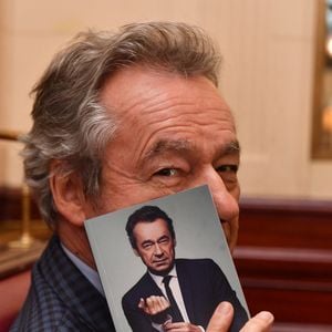 Michel Denisot - Cocktail pour la sortie du livre de Michel Denisot " On peut rire de tout, sauf en mangeant de la semoule" aux Deux Magots à Paris le 15 mars 2023. © Veeren/ Bestimage