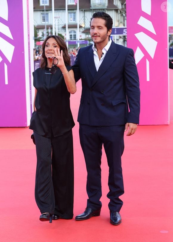 Florence Foresti avait officialisé leur relation en juin 2022, assumant sans complexe les 16 ans qui les séparent.

Florence Foresti et son compagnon Alexandre Kominek à la première du film "Nouvelle Vague" lors du 51éme Festival du Cinema Américain de Deauville le 12 septembre 2025.

© Denis Guignebourg / Bestimage