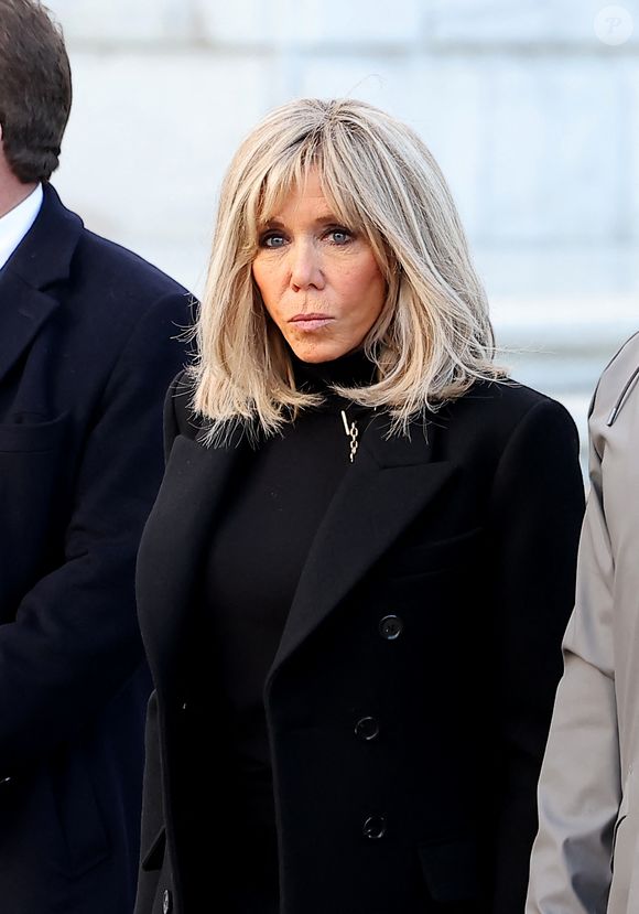 Info - Décès de Anne-Marie Trogneux, soeur de Brigitte Macron à l’âge de 93 ans - Info - Agression de Jean-Baptiste Trogneux à Amiens : deux hommes condamnés à un an et 15 mois de prison ferme - La première dame Brigitte Macron lors d'une cérémonie au cimetière national d’Arlington en Virginie le 30 novembre 2022.

© Dominique Jacovides / Bestimage