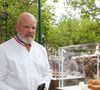 Il regrette ainsi d'être parti sans avoir compris ce qui n'allait pas dans son assiette.

Les Chefs à Saint-Tropez fêtent les producteurs 2025 - Inauguration de la 5e édition,  les Chefs et les producteurs se retrouvent sur la place des Lices à Saint-Tropez, le 3 mai 2025. Le chef Philippe Etchebest membre du Jury du concours de Patisserie - La Tropezienne. ©Jean-Marc Lhomer / Bestimage.
