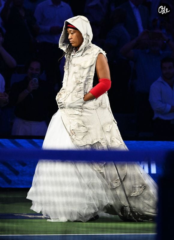 La Japonaise Naomi Osaka (porte une robe Who Decides War en hommage au basketteur Allen Iverson), victorieuse de l'US Open en 2018 et 2020, a passé le premier tour du tournoi américain la nuit dernière en écartant la Russe Anastasia Zakharova le 31 août 2026. © Imago / PsnewZ / Bestimage