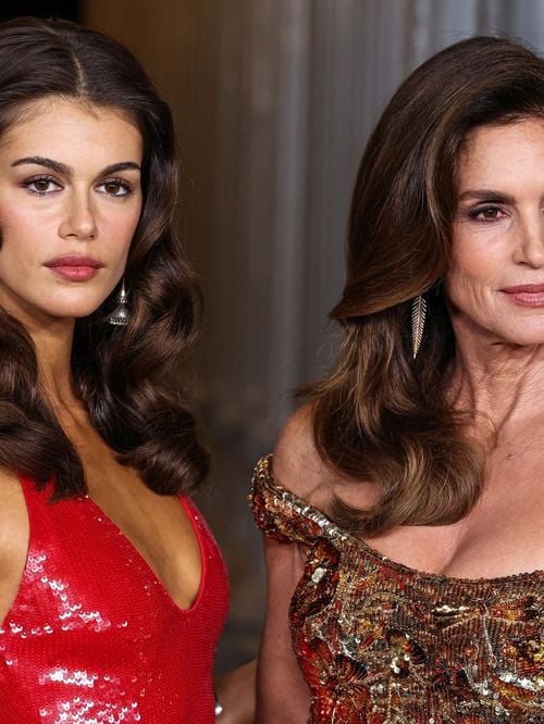 Un mois après le départ de son fils Presley à 27 ans, Cindy Crawford sort du silence, suivie de sa fille Kaia