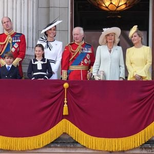 Le prince George, le prince Louis, la princesse Charlotte, le prince William, prince de Galles, Catherine Kate Middleton, princesse de Galles, le roi Charles III d'Angleterre, la reine consort Camilla, Sophie, duchesse d'Edimbourg et le prince Edward, duc d'Edimbourg - Les membres de la famille royale britannique au balcon du Palais de Buckingham lors de la parade militaire "Trooping the Colour" à Londres le 15 juin 2024

© Julien Burton / Bestimage