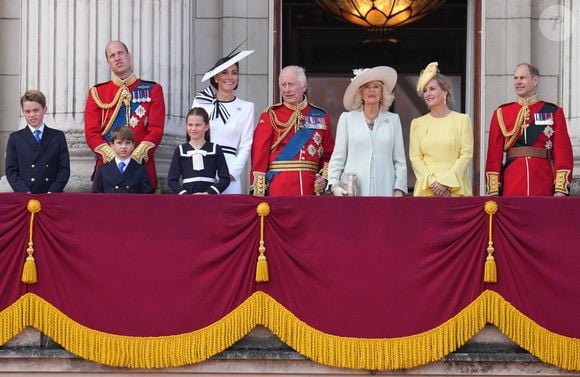 Le prince George, le prince Louis, la princesse Charlotte, le prince William, prince de Galles, Catherine Kate Middleton, princesse de Galles, le roi Charles III d'Angleterre, la reine consort Camilla, Sophie, duchesse d'Edimbourg et le prince Edward, duc d'Edimbourg - Les membres de la famille royale britannique au balcon du Palais de Buckingham lors de la parade militaire "Trooping the Colour" à Londres le 15 juin 2024

© Julien Burton / Bestimage