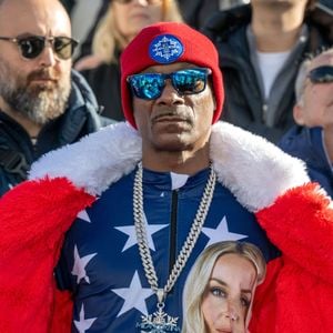 Snoop Dogg et d'autres fans réagissent à la chute de LINDSEY VONN lors de sa première tentative à la descente féminine de ski alpin de Cortina au Centre de ski alpin de Tofane le 8 février 2026 pendant les Jeux Olympiques d'hiver Milan-Cortina 2026. Mark Edward Harris/ZUMA Press Wire/Bestimage