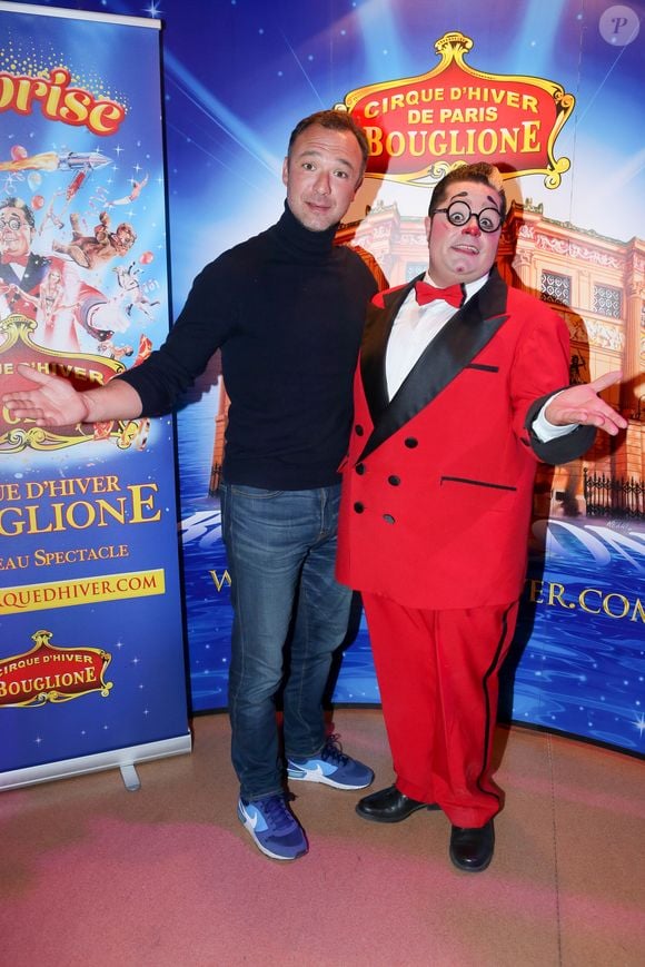 Exclusif - Alexandre Devoise et le clown Totti au nouveau spectacle du cirque Bouglione, au cirque d'hiver à Paris, le 8 octobre 2016.
 Pour cette nouvelle saison, ces rois du Cirque semblent avoir démultiplié les effets de surprise. Après des décennies triomphales, ils parviennent à vous étonner, subjuguer, fasciner, conquérir, envoûter... toujours davantage. En un mot, à vous transporter dans un autre univers, féerique et magique. Mieux que personne, ils ont le don de faire rimer promesses avec prouesses. Le spectacle se joue du 8 octobre 2016 au 26 février 2017. © CVS/Bestimage