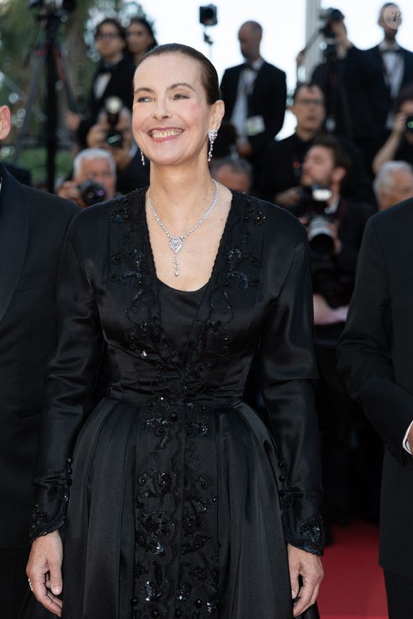 C’est à la suite d’un récit enthousiasmant de son amie Isabella Rossellini qu’elle découvre l’île et en tombe amoureuse. 

Carole Bouquet - Montée des marches du film « The Mastermind » lors du 78ème Festival International du Film de Cannes, au Palais des Festivals à Cannes. Le 23 mai 2025
© Olivier Borde/ Bestimage