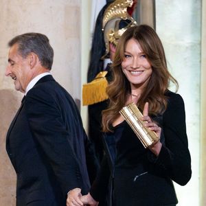 L'ancien président français Nicolas Sarkozy (à droite) et son épouse, la mannequin et musicienne franco-italienne Carla Bruni-Sarkozy, arrivent au palais présidentiel de l'Élysée pour un dîner d'État officiel, dans le cadre de la visite d'État du président du Kazakhstan en France, à Paris, le 5 novembre 2024.  Photo by Alexis Jumeau/ABACAPRESS.COM