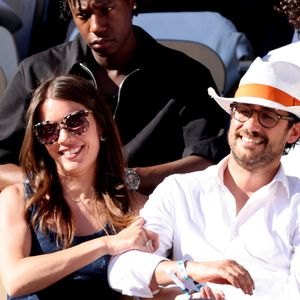 Info - Emilie Broussouloux, femme de Thomas Hollande, enceinte de son 3eme enfant et ce sera une fille  - Thomas Hollande et sa femme Emilie Broussouloux - Célébrités dans les tribunes des Internationaux de France de tennis de Roland Garros 2024 à Paris le 7 juin 2024.  © Jacovides-Moreau/Bestimage