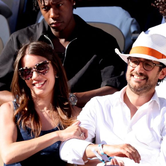 Info - Emilie Broussouloux, femme de Thomas Hollande, enceinte de son 3eme enfant et ce sera une fille  - Thomas Hollande et sa femme Emilie Broussouloux - Célébrités dans les tribunes des Internationaux de France de tennis de Roland Garros 2024 à Paris le 7 juin 2024.  © Jacovides-Moreau/Bestimage