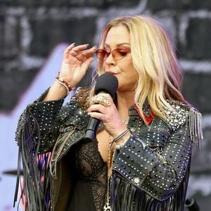 Ile de Wight, Royaume-Uni. Anastacia fait une entrée remarquée sur scène à l'Isle of Wight Festival 2026. La chanteuse de "I'm Outta Love" a enthousiasmé la foule, les fans reprenant ses chansons en chœur lors de son set au festival. Backgrid UK/ Bestimage
