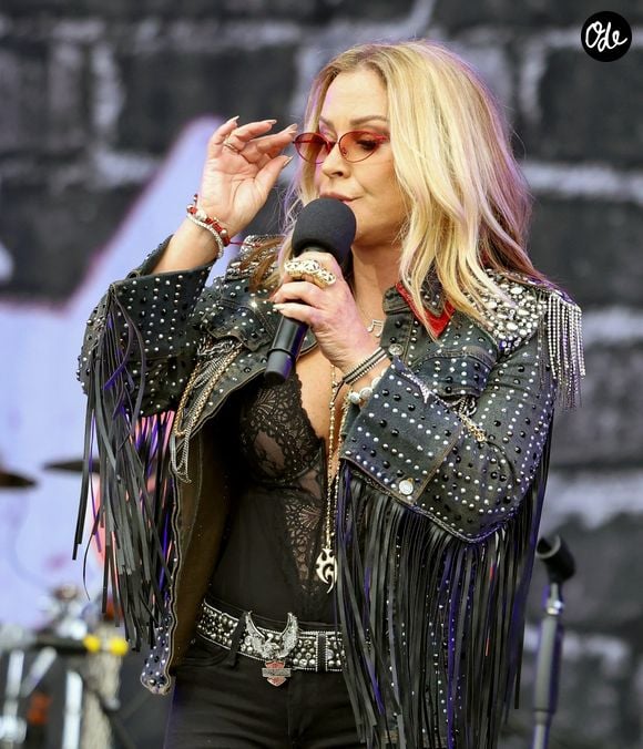 Ile de Wight, Royaume-Uni. Anastacia fait une entrée remarquée sur scène à l'Isle of Wight Festival 2026. La chanteuse de "I'm Outta Love" a enthousiasmé la foule, les fans reprenant ses chansons en chœur lors de son set au festival. Backgrid UK/ Bestimage