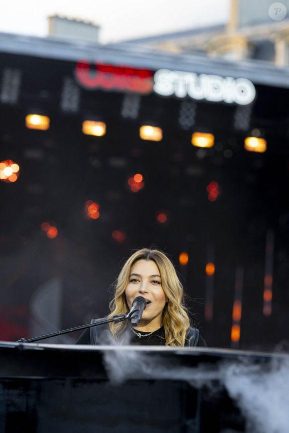 Santa - Concert de la Place de la République en marge de l'émission "Paris Accueille La Flamme", présentée par L.Thilleman et M. Bouhafsi et diffusée en direct sur France 2 à Paris le 15 juillet 2024. Au terme de deux jours de festivités dans la capitale les 14 et 15 juillet, la flamme olympique achève son parcours parisien sur la place de la République. © Jack Tribeca / Pierre Perusseau / Bestimage
