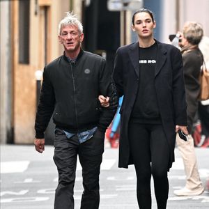 Malgré leur différence d'âge, les intéressés semblent s'être bien trouvés... Affaire à suivre !

Exclusif - Sean Penn et sa nouvelle compagne Valeria Nicov se promènent à Paris, le 20 octobre 2024.