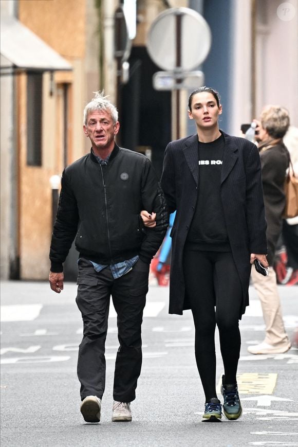 Malgré leur différence d'âge, les intéressés semblent s'être bien trouvés... Affaire à suivre !

Exclusif - Sean Penn et sa nouvelle compagne Valeria Nicov se promènent à Paris, le 20 octobre 2024.