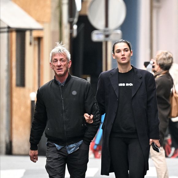Malgré leur différence d'âge, les intéressés semblent s'être bien trouvés... Affaire à suivre !

Exclusif - Sean Penn et sa nouvelle compagne Valeria Nicov se promènent à Paris, le 20 octobre 2024.